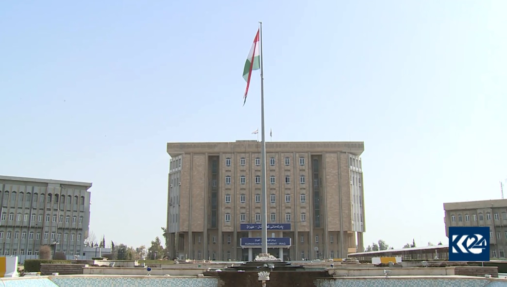 Perlemana Kurdistanê karê nijadperistane li dijî geştyarên Kurd şermezar dike 